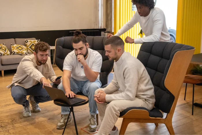 Les quatre co-fondateurs de Fragments Studio en session de travail